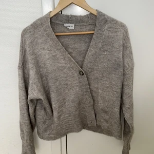 Kofta - Kofta från Even&Odd. Kortare i modellen. Beige/brun aktig färg. Använd ett fåtal gånger.