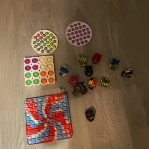 Fidget toys - Massa olika fidget toys! Alla i bra skick! Riktiga tangles från tanglecreations! 25kr styck! Hoppas någon vill ha!