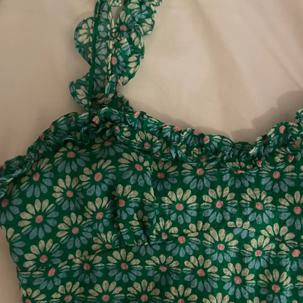 jätte söt grön blommig klänning från zara 💓 så fin nu till sommaren, aldrig använd men prislappen är avdragen . Klänningar.