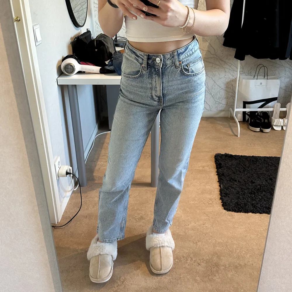 Jeans från BikBok, fint skick då dem knappast är använda💗🌟🎉Jag är 164 och dem är raka i modellen🤩Säljer även likadana jeans fast i mörk blått. Jeans & Byxor.