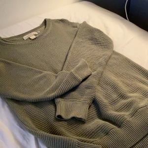 Grön tröja - Jättemysig grön tröja i storlek L. Älskar men tyvärr för stor för mig💕