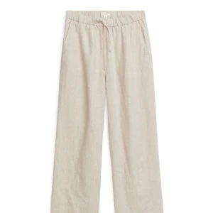 Linnebyxor ARKET - Ordinariepris 590kr. Linnebyxor från Arket i storlek M. Säljer då längden tyvärr inte passar mig. Använda ett fåtal gånger💗 Artikelnummer: 1068990-002