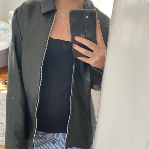 Skinnjacka  - Jättecool jacka!!! Så rolig och nice att styla och passar till allt. Storlek M och sitter som den gör på bilderna på mig som är S 💋💋💋