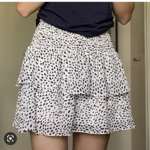 Kjol - (Lånad bild!) Säljer denna jättefina volangkjolen från chelsea. I mycket bra skick❣️❣️