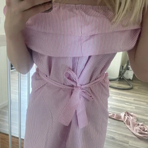 Fin sommarklänning - Gör mig av med lite kläder💕 Ska försöka få bort fläcken, klänningen är även för stor på mig så därav ser det lite konstigt ut💕 Jag är 160 och xs/34 i storlek. Köparen står för frakt och jag kan även mötas upp.