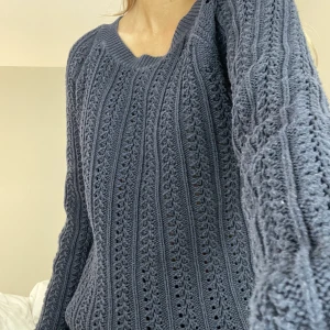 Stickad tröja - Marinblå stickad tröja, använd några gånger💙
