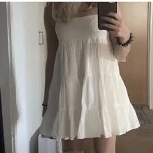 Sommarklänning  - Säljer denna superfina klänning då den inte kommer till användning🥰(bilderna är lånade)