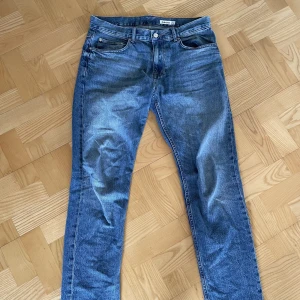Jeans - Säljer ett par dobber jeans då de är för stora. Storlek: 32/32 Skick: 8/10 