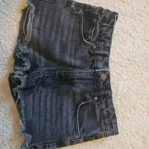 Ett par svarta/mörkgråa jeansshorts som har andvänds fåtal gånger pågrund av att dom är för små för mig. Shorsten är från GinaTricot❤️ 