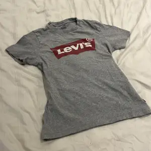 En grå Levi’s tröja som är mycket bekvämt, kortärmad och lite baggy och tvättas innan skick