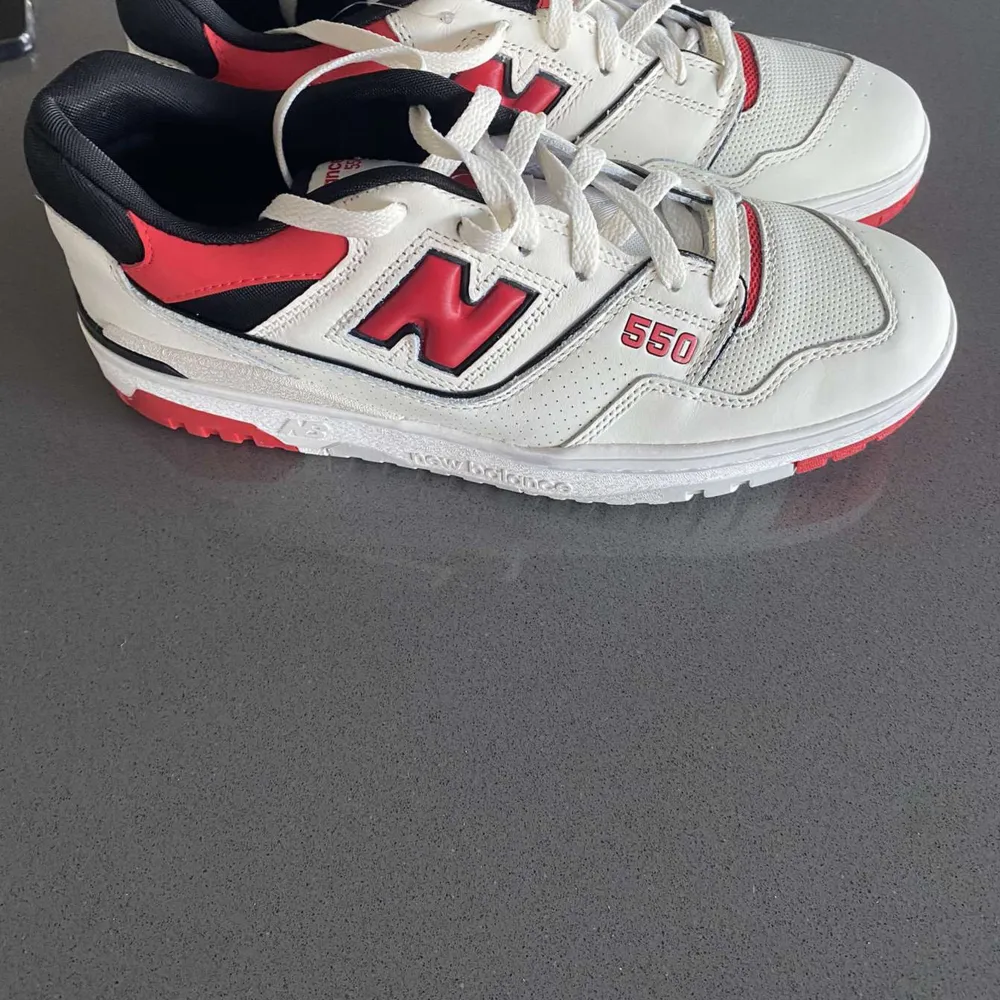 Säljer dessa supersnygga 550 new balance skorna. De är helt oanvända! Skriv gärna om ni har frågor😊. Skor.