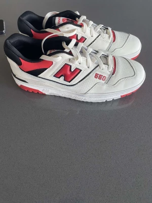 New balance skor  - Säljer dessa supersnygga 550 new balance skorna. De är helt oanvända! Skriv gärna om ni har frågor😊