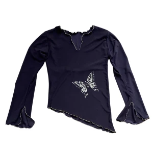 y2k fjärilstopp - söt topp med flowy armar. Köparen står för frakt. Använd gärna ”köp nu” <3