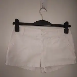 Vita korta shorts från H&M. Strlk 34 / XS. Har flera fickor. Stängs med dragkedja och knapp. Flera fickor, alla med knapp. Material: Lite kraftigare men lent bomullstyg. Felfria. Endast använda 1 gång och tvättade efter. Säljer även svarta likadana.