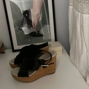 Klackar - Svarta kilklackar i skinn från Espo. Så snygga men för små för mig!