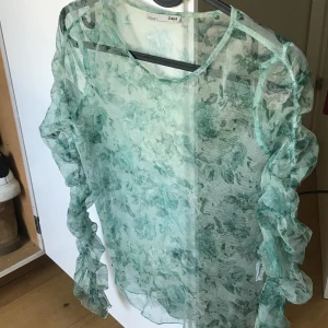 Topp - Snygg genomskinlig topp med lite skrynkliga ärmar, perfekt till fest! Knappt använd 💖