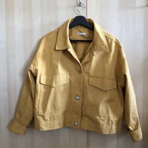 Gul ”jeans”jacka - Kortare gul ”jeans”jacka ifrån cubus. Lite använd, så den är i fint skick.