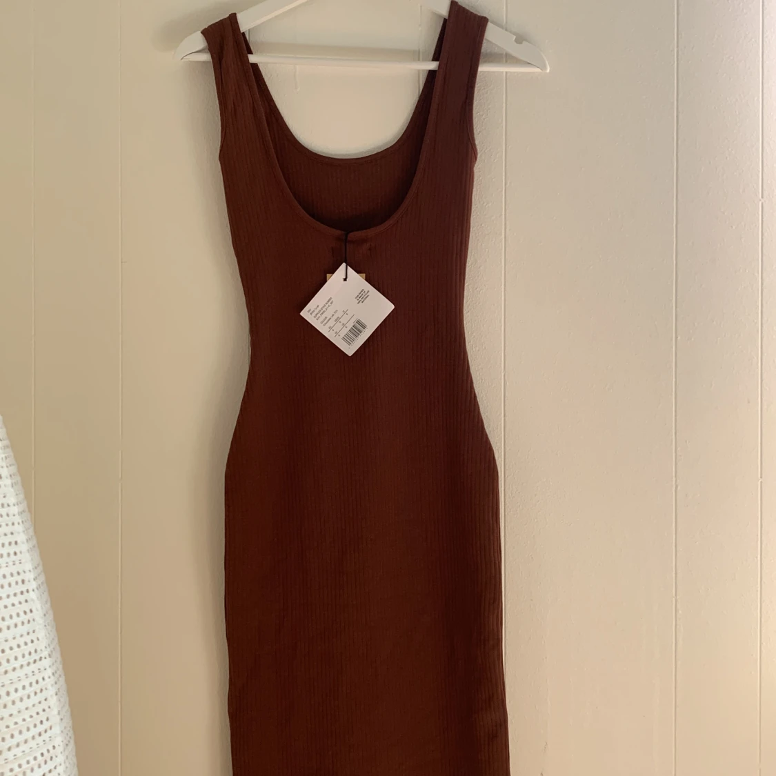 Brun figursydd klänning  - 90