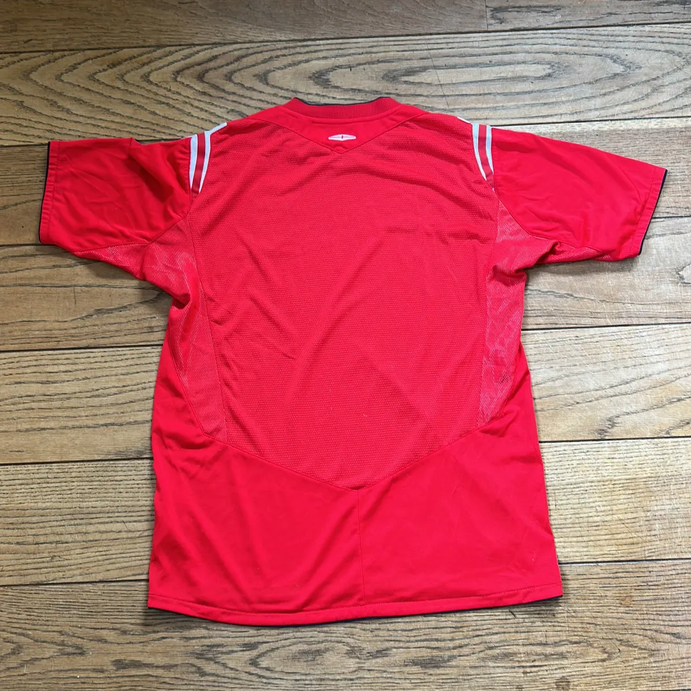 Retro England fotbollströja  Riktigt fint skick Officiel tröja från 2004-2006 Bud från 149kr Storlek L. T-shirts.