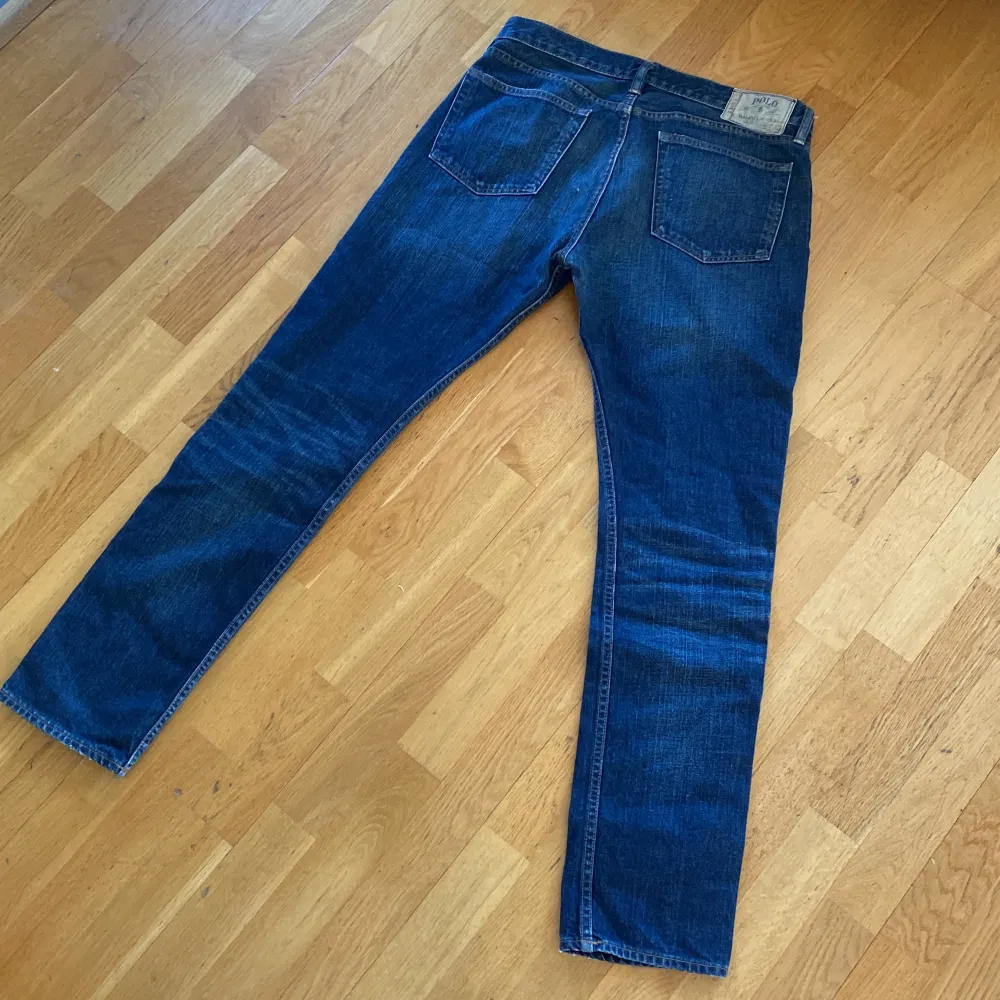 Jeans i mörk tvätt från Ralph Lauren i storlek 34-32. . Jeans & Byxor.