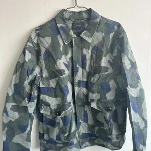 Nuew jacka kamouflage - Kamouflagejacka i fint skick. Köptes ny för 2000:-