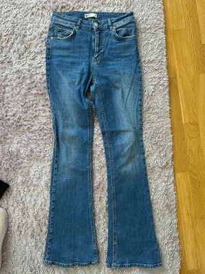 Utsvängda byxor (Gina) - Bara använda ett par gånger. Som helt nya.