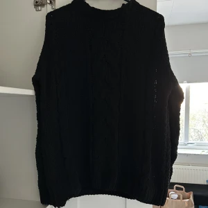 svart stickad tröja - svart stickad tröja. köpt second hand men oanvänd av mig. har lite defekter nedtill ärmarna och längst ner på tröjan, annars bra skick.