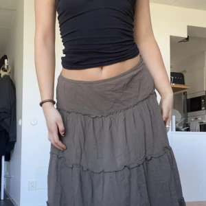 Tunn Brun sommarkjol - Superfin kjol! Askönt tunnt material. Storlek S. Midjemått 38 cm. är 1,68💓kjolen slutar en en bit över fotknölarna på mig