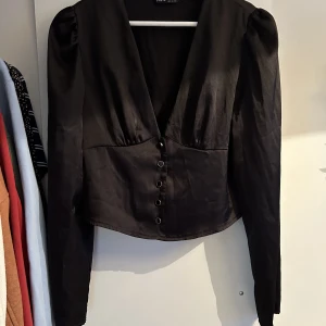 svart topp - svart långärmad topp i sidenliknande material. från shein från början men jag har köpt den second hand. oanvänd av mig men har inga defekter.