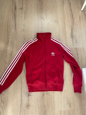 Adidas tröja - Säljer en röd adidas tröja/ tunn jacka har använt den kanske 2 gånger men vill inte ha den.