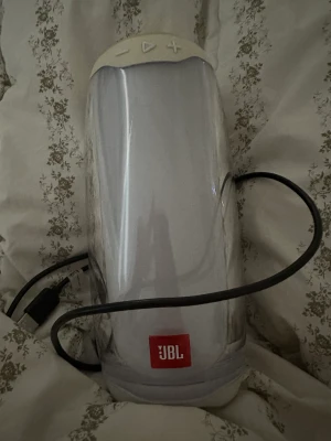 JBL HÖGTALRE - Jbl pulse 4 högtalare Funkar som nytt inga konstigheter Går att ändra på färg och rytm i appen. Perfekt nu inför sommaren  Bluetooth  Nypris runt 1800