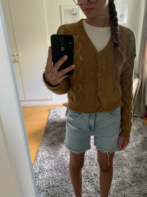 Brun stickadkofta  - Brun stickad kofta  Zalando  Strl. 158/164 passar mig som har Xs  100kr 