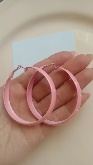 Rosa örhängen  - Rosa runda örhängen med vita prickar