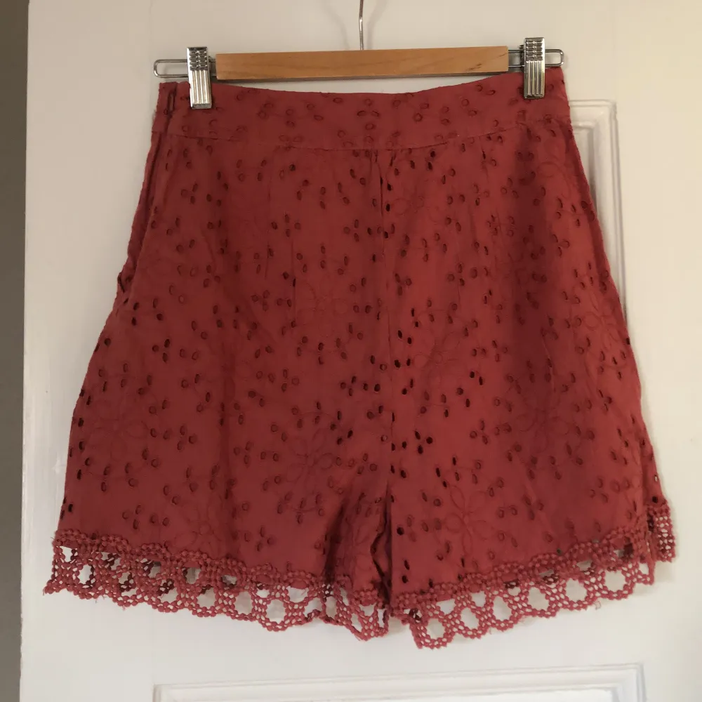 Jättefina bomullsshorts som är helfodrade. Dold dragkedja i sidan. . Shorts.