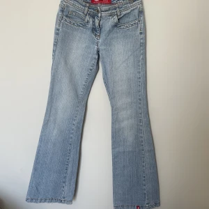 Lågmidjade jeans  - Ljusblåa lågmidjade jeans💙 Innerbenslängd: 75cm. Midja: 35cm (rakt av)