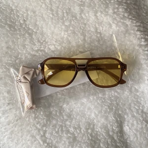 Solglasögon - Säljer dessa oanvända solglasögon(Tryck INTE på köp)