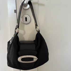 Guess väska - Säljer denna fina guess väskan då jag köpt en ny väska! Super fint skick bara använd några gånger 💖