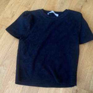 Svart T-shirt (typ magtröja) från zara i storlek s