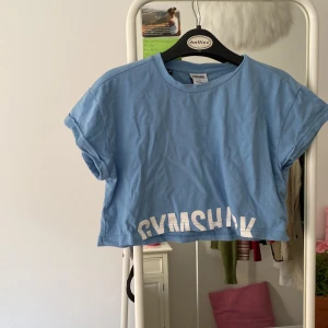 Träningströja  - Fin och croppad träningströja, köpt länge sedan från gymshark!! 