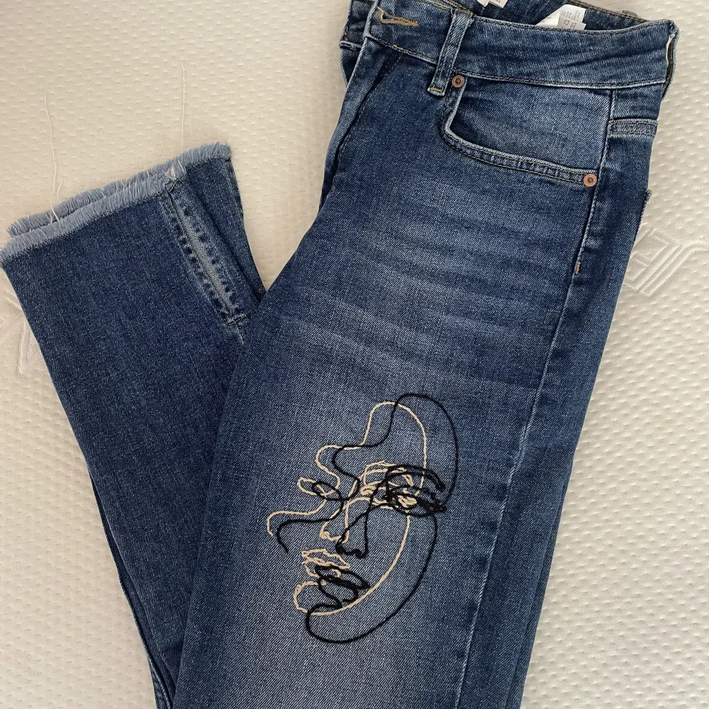 Fina jeans i storlek 38 med broderi. . Jeans & Byxor.