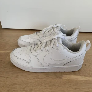 Nike sneakers vita strl 40 - Mycket sparsamt använda Nike skor. Strl 40 (innermått 25 cm). 