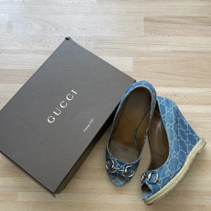 Gucci klackar - Säljer nu världens finaste klackar för att jag tyvärr inte kan ha dem💔 Använt skick men fortfarande superfina! Snabb affär prioriteras, kan isåfall gå ner i pris. Har ej kvitto kvar därav priset men box följer med.