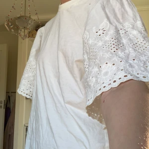 T-shirt - Säljer den här t-shirten med lite puffiga armar 