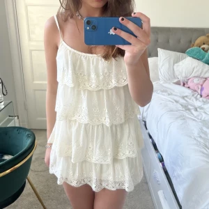 Spets volangklänning  - Så snygg volangklänning perfekt till sommaren! För kort för mig som är 172 men skulle säga att den passar någon runt 160