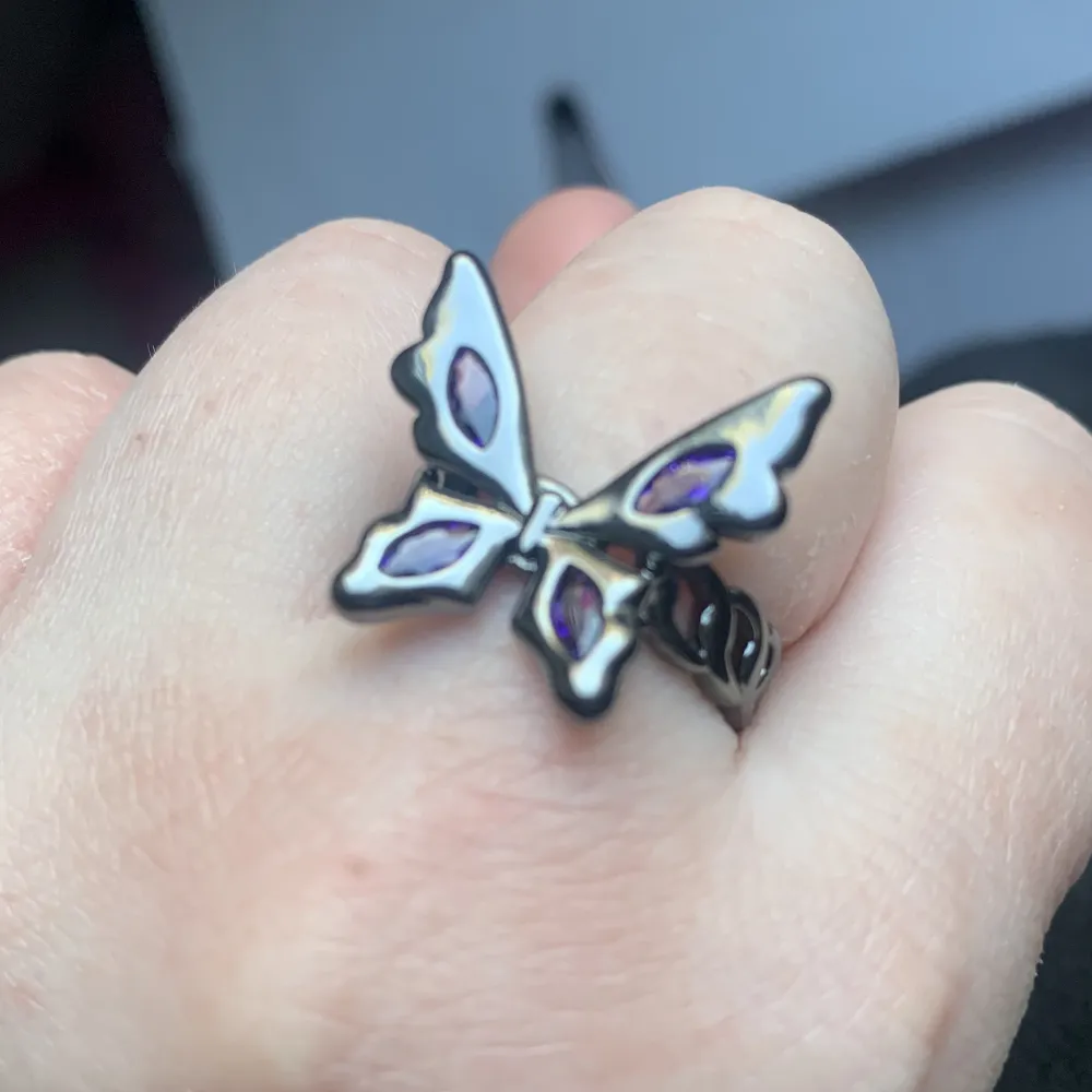 säljer då jag fick fel färg. en jättefin ring formad som en fjäril. ringen är justerbar. hör av dig vid köp, frågor eller flera bilder!! <33. Accessoarer.