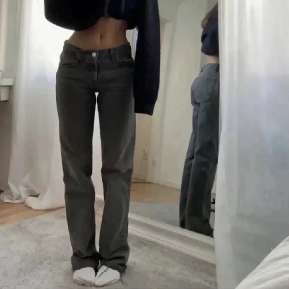 Ett par mid rise Zara jeans i svart/grå färg. Jeans & Byxor.
