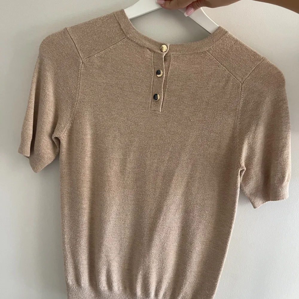 Beige zara tröja tyvärr lite nopprig där sv priset. Dock inget som syns när den är på. Storlek xs men kan passa s.. T-shirts.