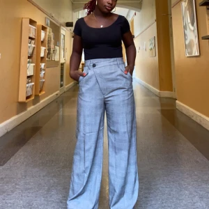 Snygga kostymbyxor Bershka - Skitsnygga tunna kostymbyxor, högmidjade. Hade dom typ varje dag tills de blev för små och korta. Inga hål eller skador.