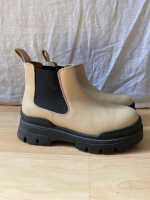& other stories Chelsea boots vita  - Vita Chelsea boots från other stories. Använda 2 gånger.  ”Chunky Leather Chelsea boots”  Äkta skinn Original pris 1600kr 