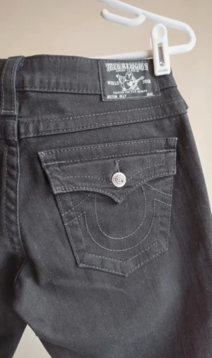 True Religion jeans - Skit snygga lågmidjade true religion jeans i nyskick! Storlek 28! Midja: 40 cm Längd totalt: 108 cm
